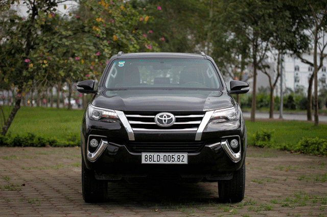 Nghịch lí thị trường ô tô Việt Nam: Xe cũ đắt hơn xe mới - 1
Toyota Việt Nam chuyển sang nhập khẩu các mẫu Fortuner từ năm 2017, thay vì lắp ráp trong nước.