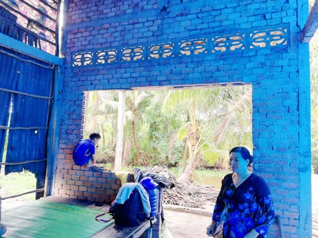 Hơn 100 triệu đồng đến với 2 hoàn cảnh khó khăn ở U Minh - 7 Đã bắt đầu bước vào mùa mưa, nhưng căn nhà của chị Hằng vẫn trống trước, hở sau.