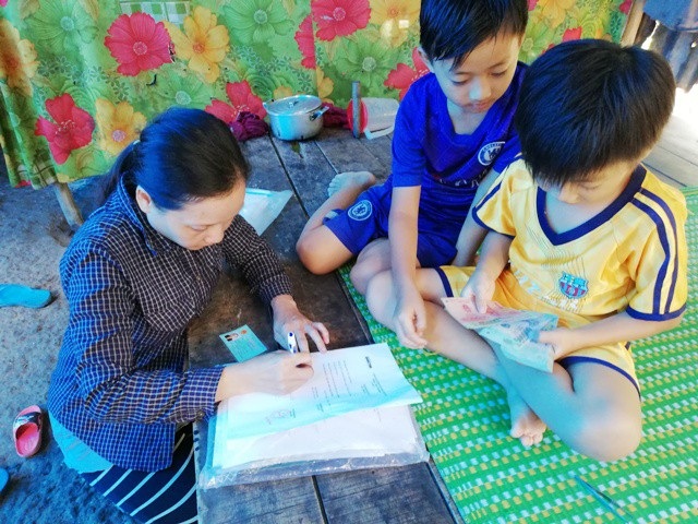 Hơn 100 triệu đồng đến với 2 hoàn cảnh khó khăn ở U Minh - 8 Chị Lê Kim Hằng ký nhận tiền hỗ trợ của bạn đọc báo Dân trí.