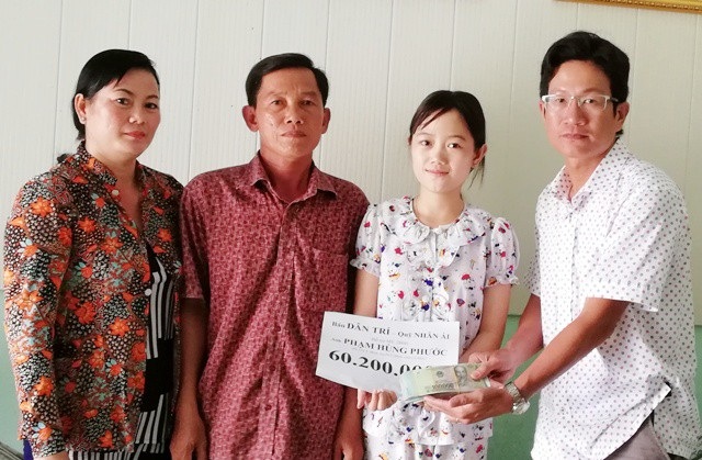 Hơn 100 triệu đồng đến với 2 hoàn cảnh khó khăn ở U Minh - 9 PV Dân trí trao 60.200.000 đồng tiền bạn đọc hỗ trợ cho gia đình anh Phạm Hùng Phước.