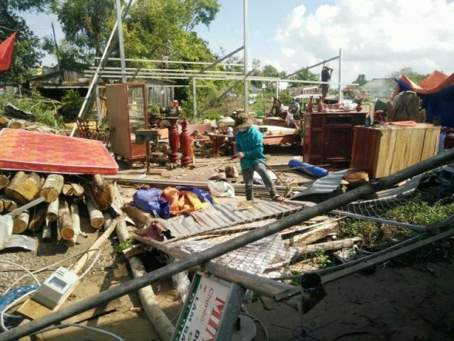 Hai cha con thương vong vì bị sét đánh - 1 Nhà dân bị hư hại bởi mưa lớn, lốc xoáy ở huyện Phước Long, tỉnh Bạc Liêu (Ảnh: CTV)