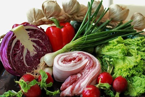 Mẹo vặt đi chợ chọn mua thực phẩm an toàn - 1 Thịt tươi ngon phải có độ rắn chắc, đàn hồi cao, khi lấy ngón tay ấn vào thịt không để lại vết lõm, khi bỏ ngón tay ra và không bị dính.