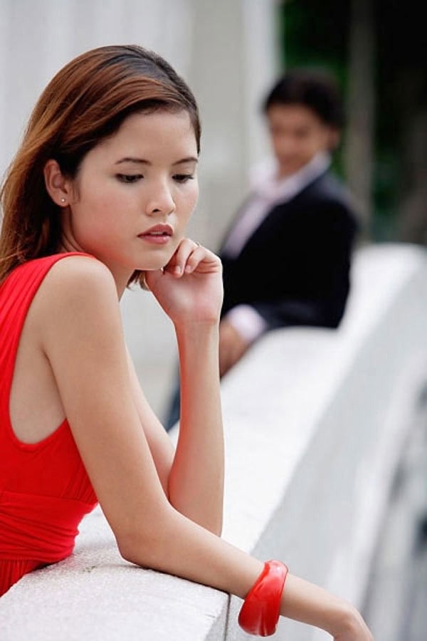 Sốc nặng trước yêu cầu oái oăm sau khi kết hôn của vị hôn thê xinh đẹp - 1 Lần đầu gặp Hương, tôi đã mê mẩn cô bạn gái xinh đẹp. (Ảnh minh họa)