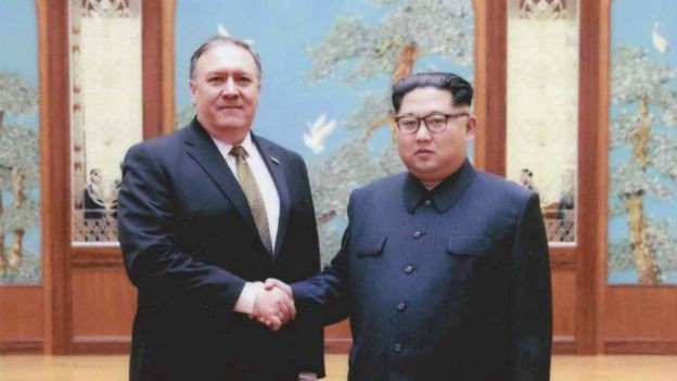 Lý do khiến ông Trump hủy chuyến công du Triều Triên của Ngoại trưởng Pompeo - 1 Ngoai trưởng Mỹ Mike Pompeo và nhà lãnh đạo Triều Tiên Kim Jong-un (Ảnh: Reuters)