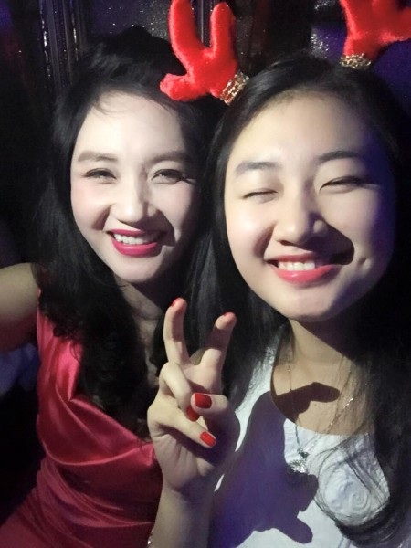 Bất ngờ nhan sắc mẹ các Hoa hậu, Á hậu chẳng thua kém gì con gái - 10 Bất ngờ hơn, người phụ nữ trẻ trung này lại là bà mẹ của 8 người con.