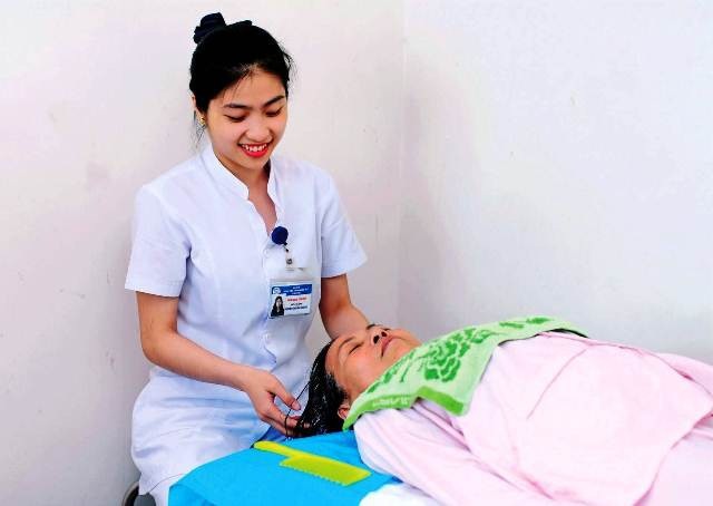 Những hình ảnh thân thiện, trách nhiệm của điều dưỡng Huế - 7 Những hình ảnh thân thiện, trách nhiệm của điều dưỡng Huế - 7