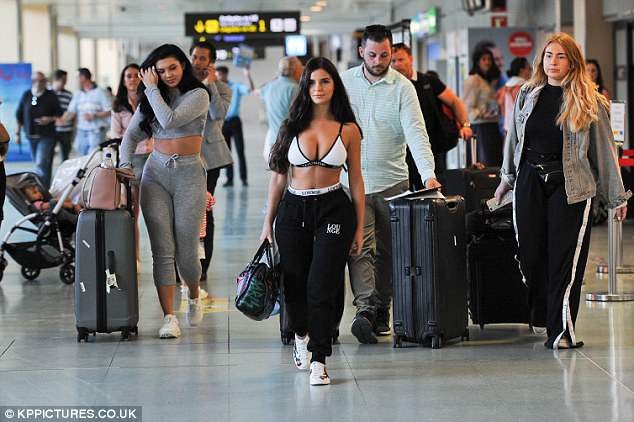 Choáng với trang phục sân bay của Demi Rose - 7
Người đẹp 23 tuổi đổi đời trong 2 năm trở lại đây.
