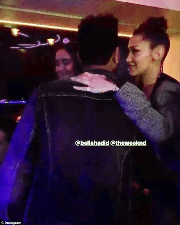 Bella Hadid hôn say đắm tình cũ The Weeknd - 7
Bella và bạn trai quấn quít bên nhau suốt buổi tối