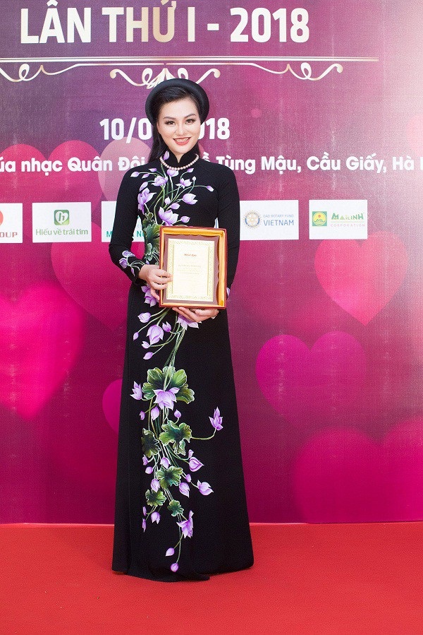 Nữ Hoàng Trần Huyền Nhung lộng lẫy nhận cúp vàng trong lễ vinh danh doanh nhân nhân ái. - Ảnh 7.