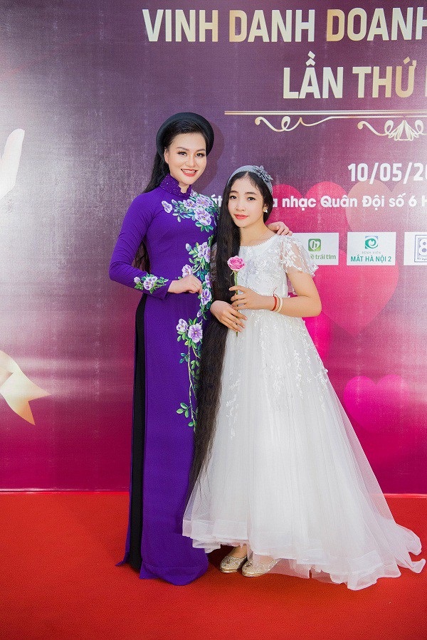 Nữ Hoàng Trần Huyền Nhung lộng lẫy nhận cúp vàng trong lễ vinh danh doanh nhân nhân ái. - Ảnh 9.