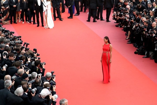 Irina Shayk táo bạo "bỏ quên nội y" trên thảm đỏ Cannes - 2
Bồ cũ của Ronaldo khoe dáng gợi cảm trước dàn phóng viên ảnh