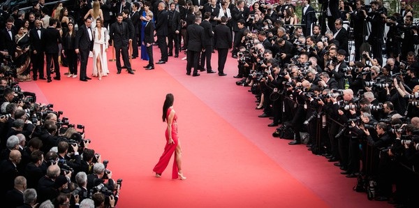 Irina Shayk táo bạo "bỏ quên nội y" trên thảm đỏ Cannes - 3
Irina Shayk luônlà khách VIP của mỗi kỳ LHP Cannes