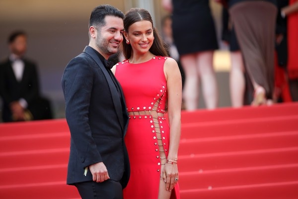 Irina Shayk táo bạo "bỏ quên nội y" trên thảm đỏ Cannes - 7
Cận cảnh bộ váy xẻ táo bạo của siêu mẫu áo tắm
