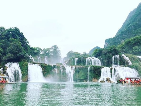 Chiêm ngưỡng vẻ đẹp "nghẹt thở" của thác nước đẹp nhất Việt Nam - 1 Thác Bản Giốc thuộc địa phận xã Đàm Thủy, huyện Trùng Khánh, tỉnh Cao Bằng được xem là một trong những thác nước lớn nhất Đông Nam Á và lớn thứ 4 thế giới trong số các thác nước nằm trên đường biên giới Quốc gia. Ảnh: @doanluong1994