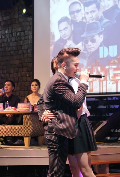 Châu Du Thiên “đỏ mặt” khi được fan nữ ôm chặt trên sân khấu - 5 Fan nữ lên sân khấu ôm nam ca sĩ.