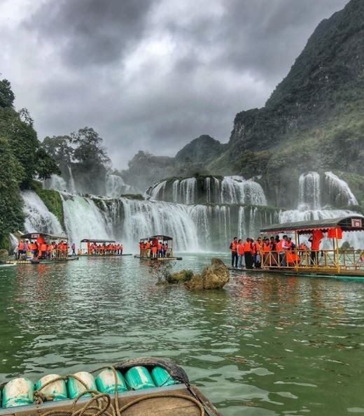 Chiêm ngưỡng vẻ đẹp "nghẹt thở" của thác nước đẹp nhất Việt Nam - 9 Hiện nay, ở thác Bản Giốc có dịch vụ chèo thuyền giúp du khách chiêm ngưỡng vẻ đẹp hùng vĩ của thác nước ở góc độ gần. Ảnh: @grandpasox