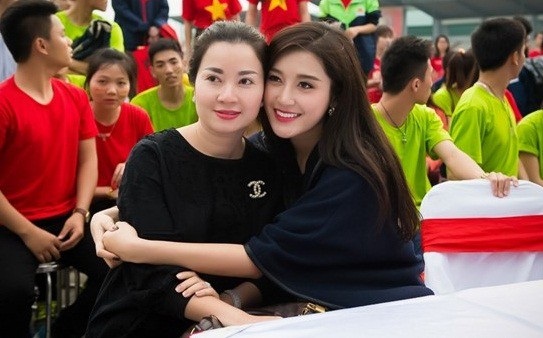 Bất ngờ nhan sắc mẹ các Hoa hậu, Á hậu chẳng thua kém gì con gái - 13 Từ khi Huyền My trở thành Á hậu 1 cuộc thi Hoa hậu Việt Nam 2014, mẹ cũng trở thành quản lý đặc biệt, theo sát cô trong mọi hoạt động và định hướng con đường đi cho nàng Á hậu.
