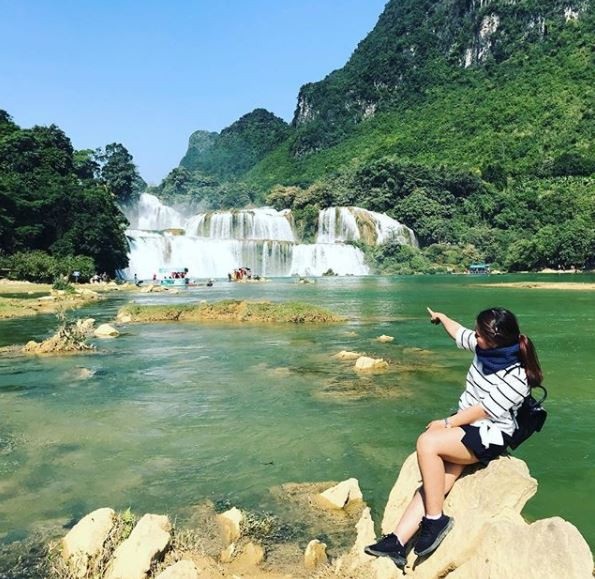 Chiêm ngưỡng vẻ đẹp "nghẹt thở" của thác nước đẹp nhất Việt Nam - 5 Thác Bản Giốc cách Hà Nội gần 400km, đường đi cũng khá quanh co nên phải mất khoảng 6-8 tiếng mới có thể đặt chân đến đây. Cách di chuyển tốt nhất là nên đi xe khách. Nếu đi bằng ô tô bạn có thể đi theo lộ trình: Hà Nội – Thái Nguyên – Bắc Kạn – Cao Bằng – Trùng Khánh – Bản Giốc hoặc: Hà Nội – Lạng Sơn – Đông Khê (Cao Bằng) – Trùng Khánh – Bản Giốc. Ảnh: @lanthanh8641