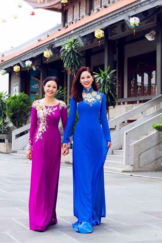 Bất ngờ nhan sắc mẹ các Hoa hậu, Á hậu chẳng thua kém gì con gái - 2 Mai Phương rất tự hào về người mẹ trẻ trung, xinh đẹp của mình. Hoa hậu Mai Phương từng chia sẻ: “Hồi trẻ, mẹ em còn xinh hơn cả em nữa”.