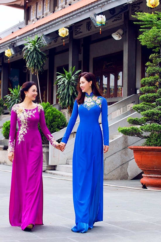 Bất ngờ nhan sắc mẹ các Hoa hậu, Á hậu chẳng thua kém gì con gái - 1 Hoa hậu Việt Nam 2002 Mai Phương được thừa hưởng nét đẹp tổng hoà là gương mặt đẹp, phúc hậu, nụ cười rạng rỡ của mẹ và chiều cao của bố. Bà Oanh - mẹ của Hoa hậu Mai Phương từng là diễn viên múa. Vòng eo đẹp của bà khiến nhiều người bất ngờ.