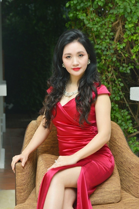 Bất ngờ nhan sắc mẹ các Hoa hậu, Á hậu chẳng thua kém gì con gái - 11 Ngoài Hoa hậu Trần Thị Thu Ngân, Thanh Hòa còn có tới 7 người con nữa, trong đó có 5 người là con riêng của chồng thứ hai (Thu Ngân và em trai Đức Duy là con của người chồng đầu tiên). Thanh Hoà là một doanh nhân có tiếng ở Hải Phòng.