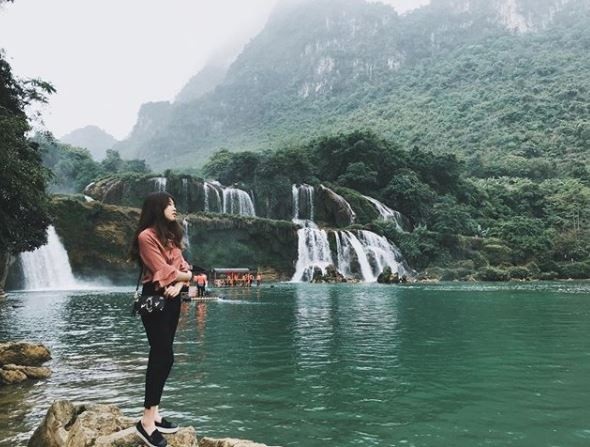 Chiêm ngưỡng vẻ đẹp "nghẹt thở" của thác nước đẹp nhất Việt Nam - 4 Mỗi một mùa, thác Bản Giốc mang một vẻ đẹp riêng. Nếu như vào mùa khô (từ tháng 10 đến tháng 5 năm sau), dòng thác có phần chảy nhẹ nhàng, yên ả thì vào mùa mưa (từ tháng 6 đến tháng 9) thác nước tung bọt trắng xóa, hùng vĩ cuồn cuộn chảy âm vang cả núi rừng. Đây cũng là thời điểm thác Bản Giốc được xem là đẹp nhất trong năm. Ảnh: @nguyenthuthua