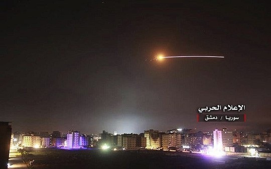 Israel - Iran bên miệng hố chiến tranh - 1
Tên lửa Israel bắn vào Syria rạng sáng 10-5. Ảnh: AP