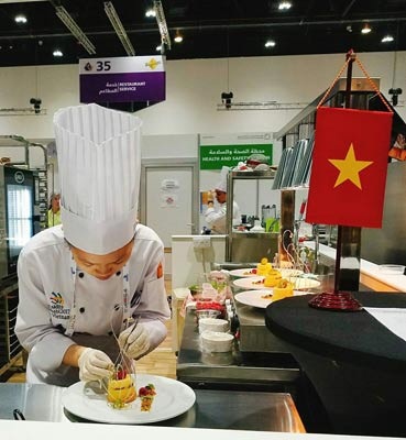 Cô gái không chọn đại học, theo đuổi nghề bếp - 1 Vũ Hoàng Trinh đại diện Việt Nam dự kỳ thi tay nghề thế giới lần thứ 44 tại Các Tiểu Vương quốc Ả Rập Thống nhất. (Ảnh do nhân vật cung cấp)