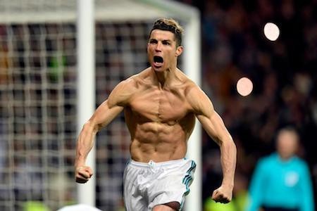 C.Ronaldo bất ngờ hóa siêu anh hùng, “bỏ bùa” các cổ động viên nhí - 2 CR7 giờ đã được thoả nguyện ước mơ làm siêu anh hùng