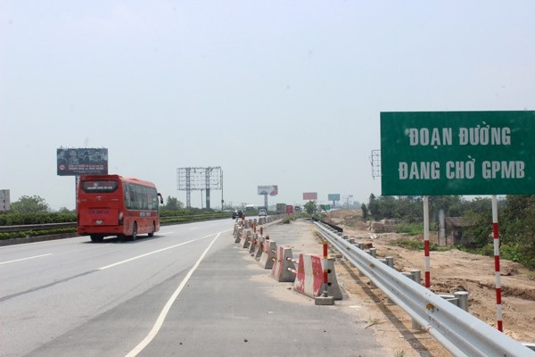Cao tốc Pháp Vân - Cầu Giẽ “lụt” tiến độ nghiêm trọng vì vướng mặt bằng - 1 Mặt bằng đang chờ giải phóng nên tuyến đường cao tốc bị cắt khúc đột ngột