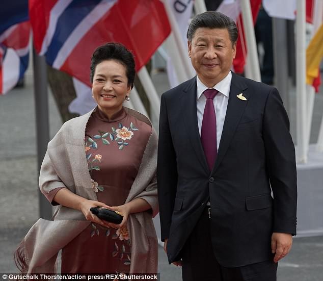 Cha của ông Kim Jong-un từng xem Đệ nhất phu nhân Trung Quốc biểu diễn - 3 Chủ tịch Tập Cận Bình và Đệ nhất phu nhân Bành Lệ Viện dự sự kiện trong khuôn khổ hội nghị G20 ở Đức năm 2017 (Ảnh: REX)