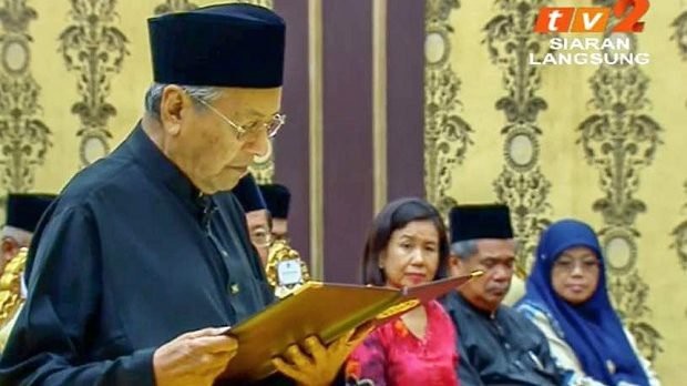 Thủ tướng Malaysia tuyên thệ nhậm chức ở tuổi 92 - 4
Trong bài phát biểu tuyên thệ, ông Mahathir cam kết sẽ nâng cao giá trị của đồng ringgit (đồng tiền của Malaysia), cũng như sẽ thu hồi lại hàng tỷ USD bị thất thoát trong vụ bê bối quỹ nhà nước 1MDB của chính phủ tiền nhiệm. Ông cam kết sẽ dẫn đầu chính phủ mới loại bỏ những luật lệ “áp bức và thiếu công bằng”, nghiên cứu luật chống “tin giả” và xem xét luật hội đồng an ninh quốc gia. (Ảnh: TV2)