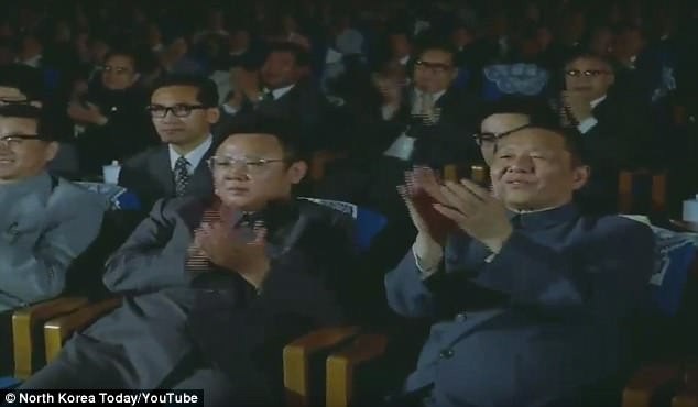 Cha của ông Kim Jong-un từng xem Đệ nhất phu nhân Trung Quốc biểu diễn - 2 Ông Kim Jong-il (trái) và ông Tập Trọng Huân xem tiết mục biểu diễn năm 1983 (Ảnh: North Korea Today)