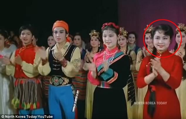 Cha của ông Kim Jong-un từng xem Đệ nhất phu nhân Trung Quốc biểu diễn - 1 Bà Bành Lệ Viện (áo đỏ) là một trong số các nghệ sĩ tham gia chương trình nghệ thuật đón cố lãnh đạo Triều Tiên Kim Jong-il năm 1983 (Ảnh: North Korea Today)