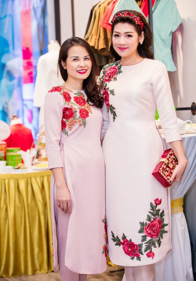 Bất ngờ nhan sắc mẹ các Hoa hậu, Á hậu chẳng thua kém gì con gái - 5 Từ ngày Tú Anh đăng quang Á hậu, mẹ cô đã theo sát trong vai trò quản lý. Trong mọi hoạt động của người đẹp đều có mẹ đồng hành. Mẹ Tú Anh từng tâm sự, việc đứng phía sau hỗ trợ chỉ là san bớt gánh nặng cho con gái để cô vẫn có thời gian sống và tận hưởng tuổi trẻ.