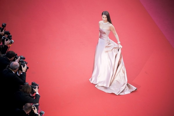 
Bella Hadid thu hút sự chú ý trên thảm đỏ LHP Cannes ngày 11/5 vừa qua
