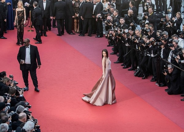 
Người đẹp Mỹ sải bước như công chúa
