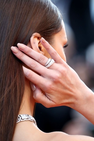 Bella Hadid khoe bộ nữ trang siêu đắt tại Cannes - 8