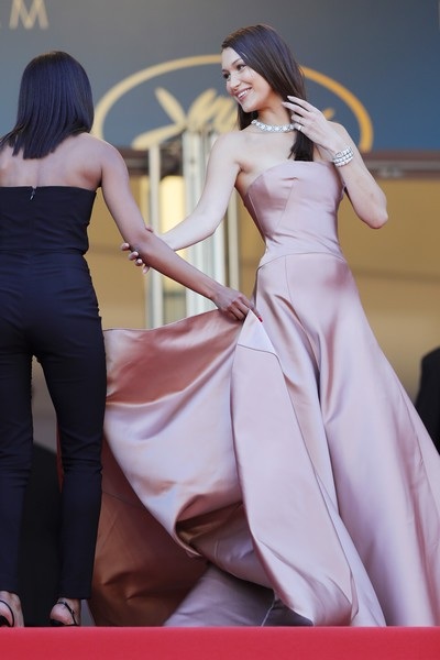 Bella Hadid khoe bộ nữ trang siêu đắt tại Cannes - 14