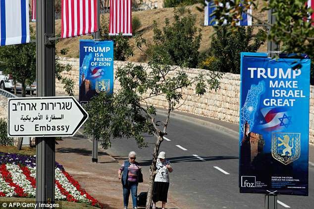 Tổ chức Israel in hình Tổng thống Trump lên tiền kỷ niệm 70 năm lập quốc - 2 Biểu ngữ ủng hộ quyết định của ông Trump trên đường phố Jerusalem (Ảnh: Getty)