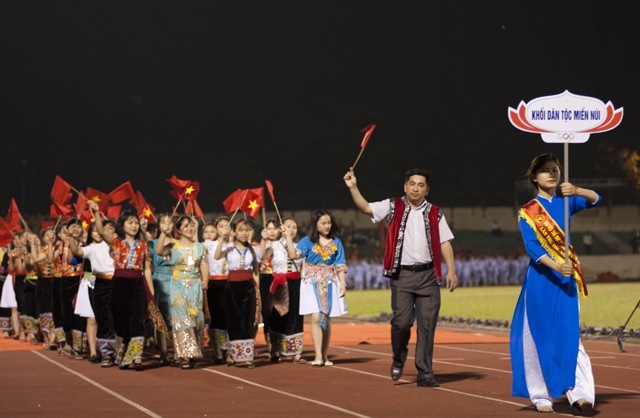 Các vận động viên khối dân tộc miền núi diễu hành trong đêm khai mạc
