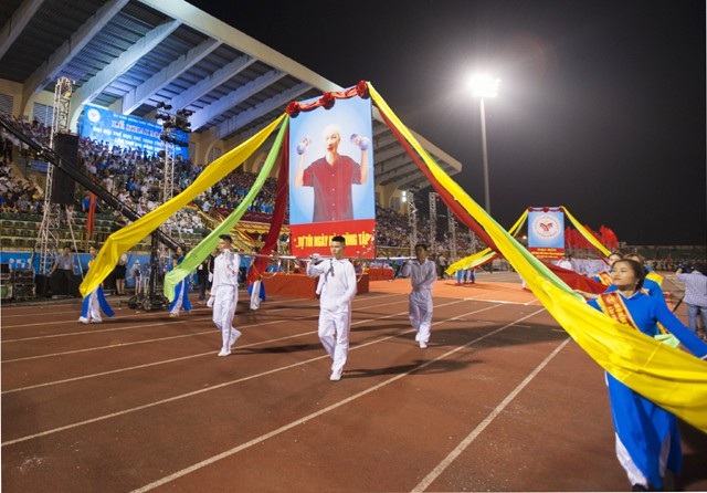 Chân dung Chủ tịch Hồ Chí Minh luyện tập thể dục thể thao dẫn đầu đoàn rước trong đêm khai mạc Đại hội TDTT tỉnh Nghệ An