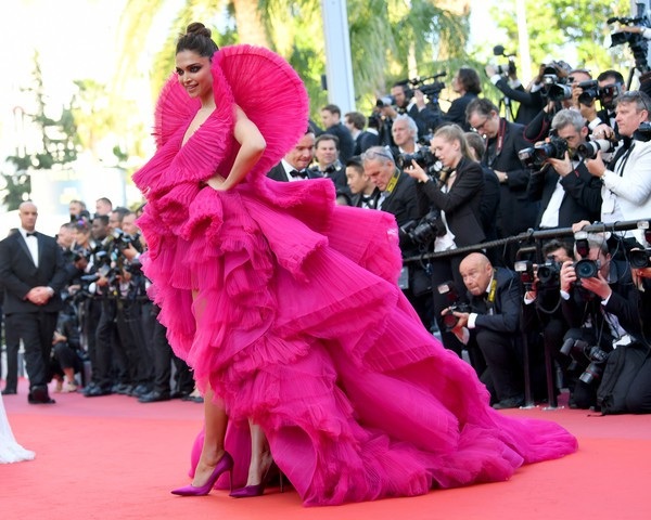 
Nữ diễn viên người Ấn Độ diện bộ váy tím hồng rất bắt mắt
