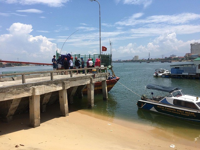 Bị lưới quấn vào chân kéo xuống biển, một ngư dân tử vong - 2 Thi thể của ngư dân xấu số đã được đưa về đất liền