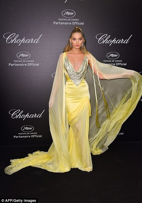 Dàn siêu mẫu nội y cuốn hút với váy xẻ bạo - 16
Elsa Hosk nổi bật trong bộ váy vàng