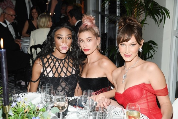 Bella Hadid rực rỡ váy đỏ - 8
3 cô gái trẻ, mỗi người 1 vẻ cuốn hút