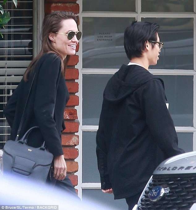 Angelina Jolie vui vẻ đi ăn trưa cùng Pax Thiên - Ảnh 4. Angelina Jolie vui vẻ đi ăn trưa cùng Pax Thiên - Ảnh 4.