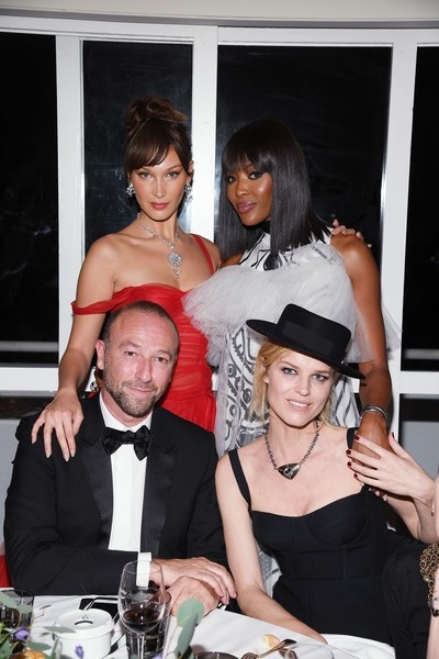 Bella Hadid rực rỡ váy đỏ - 9
Bella bên siêu mẫu Naomi Campbell, Eva Herzigova và Jerome Pulis