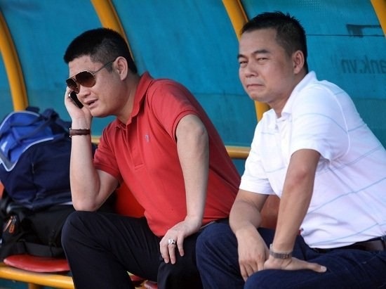 Bầu Thuỵ: "Trọng tài sợ bầu Đức, nên gây ức chế cho đối thủ của HA Gia Lai" - 1 Bầu Thuỵ (trái) bất ngờ chỉ trích trọng tài nội quá sợ bầu Đức, đồng thời ông Thuỵ úp mở khả năng trở lại với bóng đá đỉnh cao