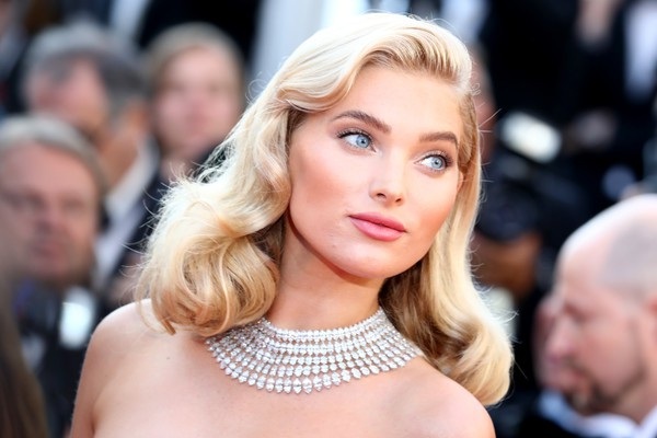 Elsa Hosk kiêu sa như bà hoàng - 2
Người đẹp tóc vàng đeo chuỗi vòng kim cương khủng lên thảm đỏ
